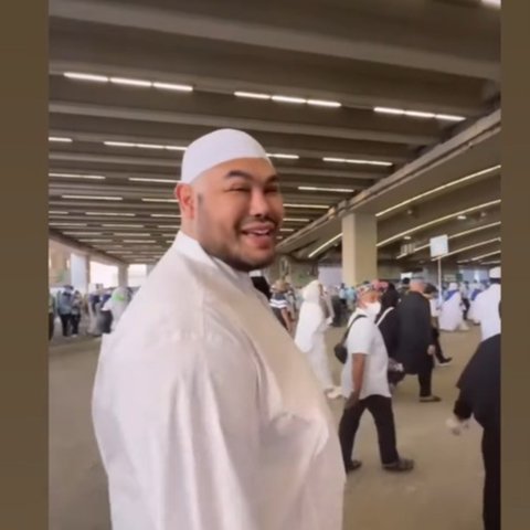 7 Potret Ivan Gunawan Jalan Kaki Menuju Jamarat untuk Lempar Jumrah, Langsung Diserbu Emak-Emak Jemaah Haji Indonesia Minta Foto Bareng