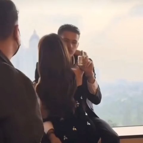 Justin Hubner Pemotretan dengan Wanita Misterius, Jennifer Coppen?