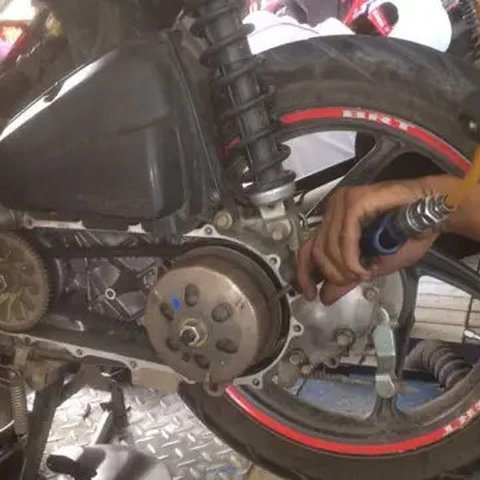 V-Belt Honda Beat sedang dibersihkan. (Herdi Muhardi)