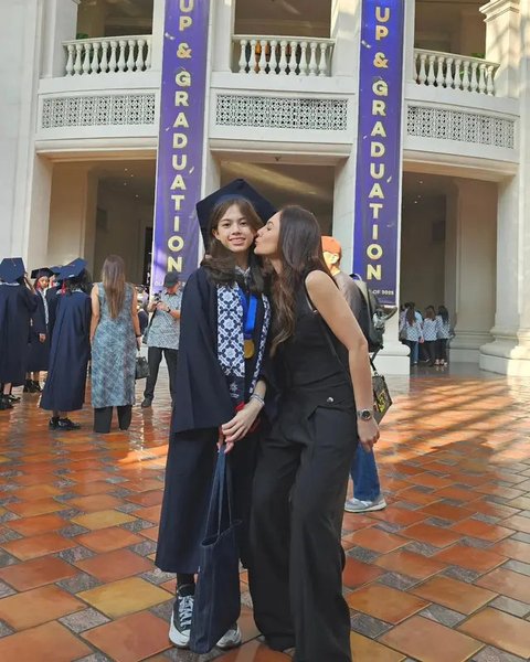 Fashion Wulan Guritno Hadiri Wisuda Anak