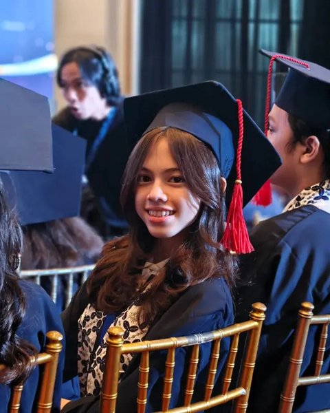 Fashion Wulan Guritno Hadiri Wisuda Anak
