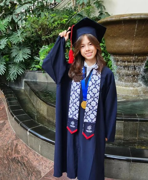 Fashion Wulan Guritno Hadiri Wisuda Anak