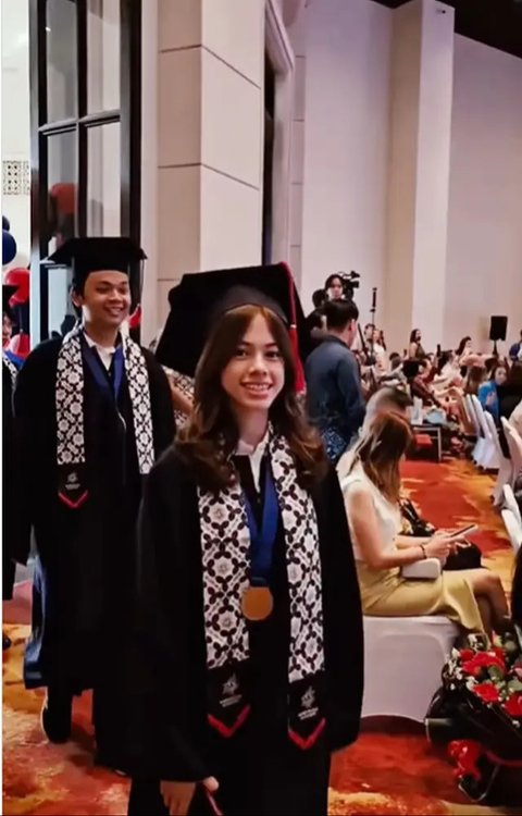Fashion Wulan Guritno Hadiri Wisuda Anak