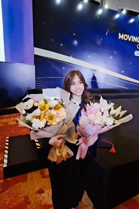 Fashion Wulan Guritno Hadiri Wisuda Anak