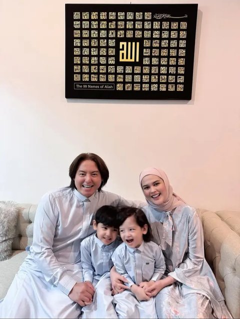 Inspirasi Gamis Seragam Sekeluarga dengan 2 Anak ala Keluarga Cut Meyriska