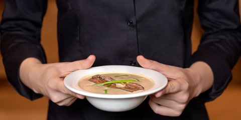 Ilustrasi Bubur dan Olahan Tumis Daging Sapi Cincang dengan Tahu Lembut