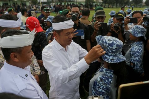 Gubernur Jawa Barat, Dedi Mulyadi berbincang dengan pelajar yang mengikuti Pendidikan Bela Negara saat acara penutupan di Markas Kostrad, Cilodong, Depok, Jawa Barat, Senin (9/6/2025).