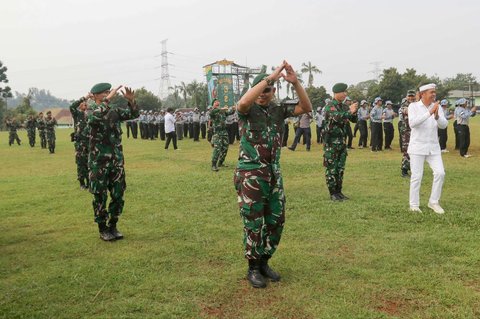 Gubernur Jawa Barat, Dedi Mulyadi saat menghadiri acara penutupan Pendidikan Bela Negara di Markas Kostrad, Cilodong, Depok, Jawa Barat, Senin (9/6/2025).
