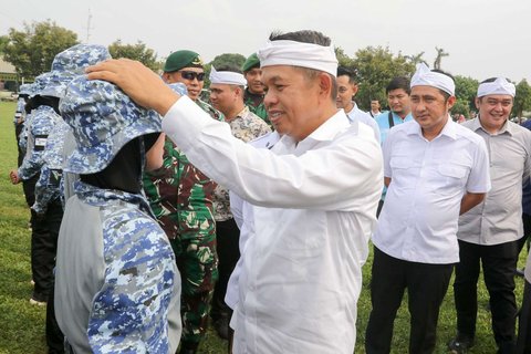 Gubernur Jawa Barat, Dedi Mulyadi berbincang dengan pelajar yang mengikuti Pendidikan Bela Negara saat acara penutupan di Markas Kostrad, Cilodong, Depok, Jawa Barat, Senin (9/6/2025).