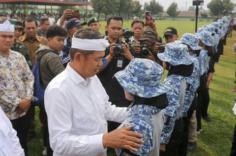 Gubernur Jawa Barat, Dedi Mulyadi berbincang dengan pelajar yang mengikuti Pendidikan Bela Negara saat acara penutupan di Markas Kostrad, Cilodong, Depok, Jawa Barat, Senin (9/6/2025).