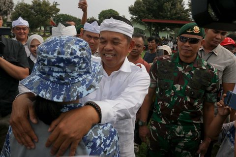 Gubernur Jawa Barat, Dedi Mulyadi berbincang dengan pelajar yang mengikuti Pendidikan Bela Negara saat acara penutupan di Markas Kostrad, Cilodong, Depok, Jawa Barat, Senin (9/6/2025).