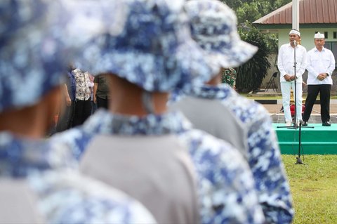 Gubernur Jawa Barat, Dedi Mulyadi memberikan sambutan saat acara penutupan Pendidikan Bela Negara di Markas Kostrad, Cilodong, Depok, Jawa Barat, Senin (9/6/2025).