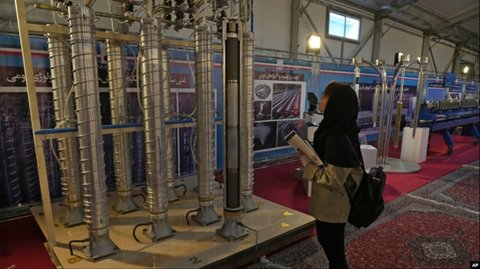 IAEA mengonfirmasi dalam laporan rahasia yang ditujukan untuk negara-negara anggota bahwa Iran sedang mempercepat pengayaan uranium, pemurnian bahan mentah untuk digunakan sebagai bahan bakar dalam pembangkit listrik tenaga nuklir sipil atau, berpotensi, untuk menjadi senjata nuklir.