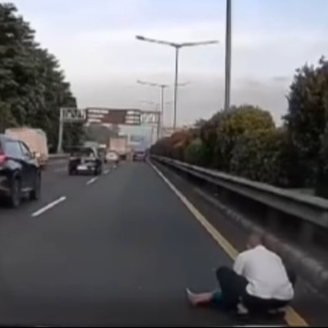 anak jatuh dari bus