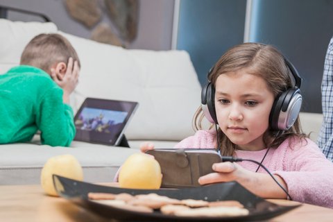 Ilustrasi Anak Bermain Gadget di Rumah