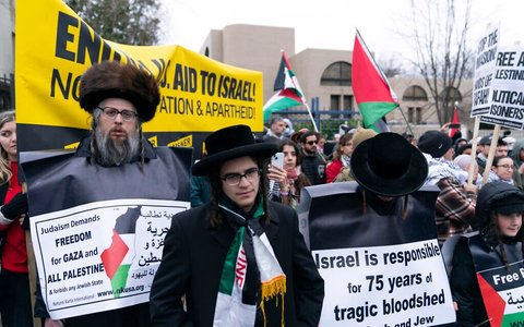 Anggota Neturei Karta berunjuk rasa selama demonstrasi anti-Israel di luar Kedutaan Besar Israel di Washington, 2 Maret 2024.