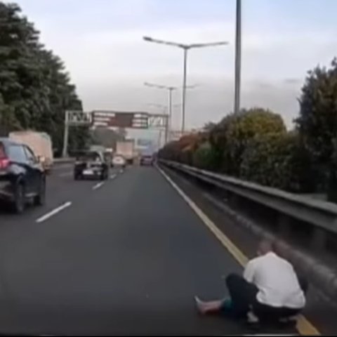 anak jatuh dari bus