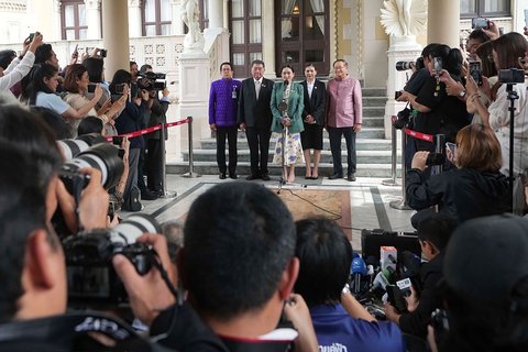 Perdana Menteri Thailand Paetongtarn Shinawatra berbicara kepada media di Gedung Pemerintah di Bangkok, Thailand, Selasa, (01/07/2025).