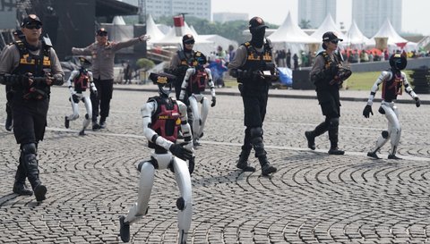 Sejumlah robot humanoid diperkenalkan dalam persiapan perayaan puncak Hari Bhayangkara ke-79 Polri di Monas, Jakarta, pada Jumat (27/6/2025).
