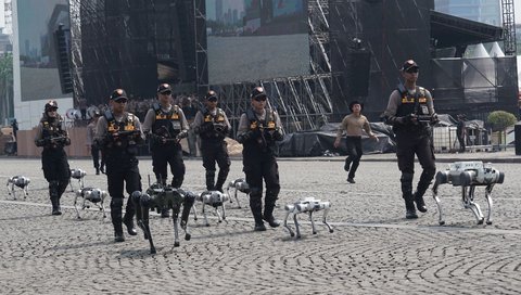 Sejumlah robot humanoid diperkenalkan dalam persiapan perayaan puncak Hari Bhayangkara ke-79 Polri di Monas, Jakarta, pada Jumat (27/6/2025).