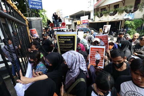 Massa Fans Nikita melakukan aki dukungan untuk Nikita Mirzani agar bisa bebas dalam jeratan hukum berkait kasus dugaan pemerasan dan tindak pidana pencucian uang (TPPU) di depan Pengadilan Negeri Jakarta Selatan, Selasa (01/07/2025).