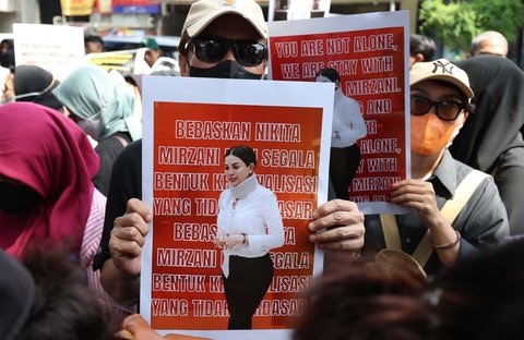 Massa Fans Nikita melakukan aki dukungan untuk Nikita Mirzani agar bisa bebas dalam jeratan hukum berkait kasus dugaan pemerasan dan tindak pidana pencucian uang (TPPU) di depan Pengadilan Negeri Jakarta Selatan, Selasa (01/07/2025).