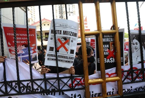 Massa Fans Nikita melakukan aki dukungan untuk Nikita Mirzani agar bisa bebas dalam jeratan hukum berkait kasus dugaan pemerasan dan tindak pidana pencucian uang (TPPU) di depan Pengadilan Negeri Jakarta Selatan, Selasa (01/07/2025).