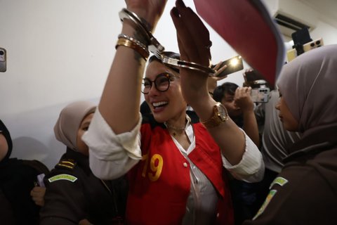 Nikita Mirzani saat menghadiri sidang eksepsi (nota keberatan) di Pengadilan Negeri Jakarta Selatan terkait kasus pemerasan dan pengancaman bos perawatan kulit (skincare), Reza Gladys., Selasa (01/07/2025)