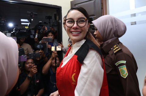 Nikita Mirzani saat menghadiri sidang eksepsi (nota keberatan) di Pengadilan Negeri Jakarta Selatan terkait kasus pemerasan dan pengancaman bos perawatan kulit (skincare), Reza Gladys., Selasa (01/07/2025)