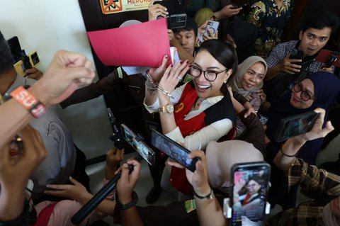 Nikita Mirzani saat menghadiri sidang eksepsi (nota keberatan) di Pengadilan Negeri Jakarta Selatan terkait kasus pemerasan dan pengancaman bos perawatan kulit (skincare), Reza Gladys., Selasa (01/07/2025)
