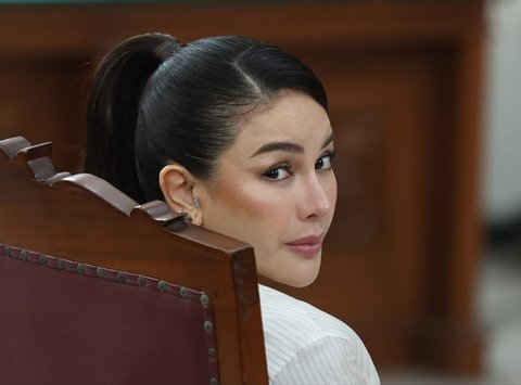 Nikita Mirzani saat menghadiri sidang eksepsi (nota keberatan) di Pengadilan Negeri Jakarta Selatan terkait kasus pemerasan dan pengancaman bos perawatan kulit (skincare), Reza Gladys., Selasa (01/07/2025)