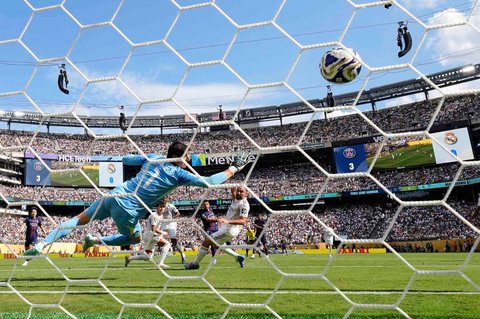 Pemain PSG Goncalo Ramos saat mencetak gol keempat melewati kiper Real Madrid, Thibaut Courtois  dalam pertandingan semifinal Piala Dunia Antarklub di East Rutherford, New Jersey, Rabu (09/07/2025).