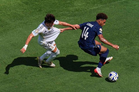 Pemain PSG Desire Doue berebut bola dengan pemain Real Madrid Fran Garcia dalam pertandingan semifinal Piala Dunia Antarklub di East Rutherford, New Jersey, Rabu (09/07/2025).