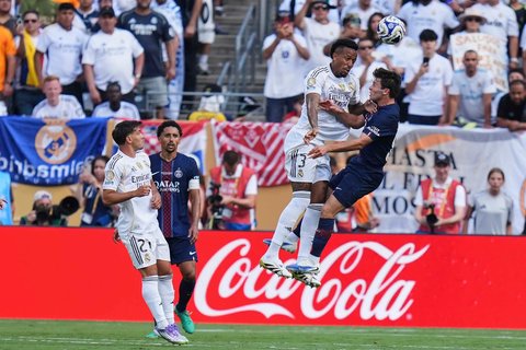 Pemain PSG Joao Neves berebut bola sundulan dengan pemain Real Madrid Eder Militao dalam pertandingan semifinal Piala Dunia Antarklub di East Rutherford, New Jersey, Rabu (09/07/2025).
