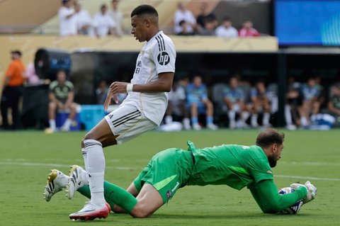 Kiper PSG Gianluigi Donnarumma menahan bola dari pemain Real Madrid Kylian Mbappe dalam pertandingan Piala Dunia Antarklub di East Rutherford, New Jersey, Rabu (09/07/2025).
