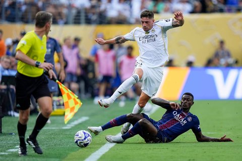 Pemain PSG Nuno Mendes merebut bola dari  pemain Real Madrid Federico Valverde dalam pertandingan Piala Dunia Antarklub di East Rutherford, New Jersey, Rabu (09/07/2025).