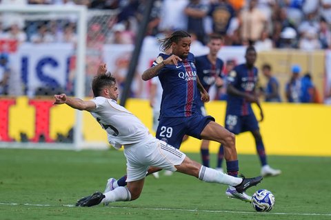 Pemain PSG Bradley Barcola  berebut bol dengan pemain real Madrid Raul Asencio dalam pertandingan Piala Dunia Antarklub di East Rutherford, New Jersey, Rabu (09/07/2025).