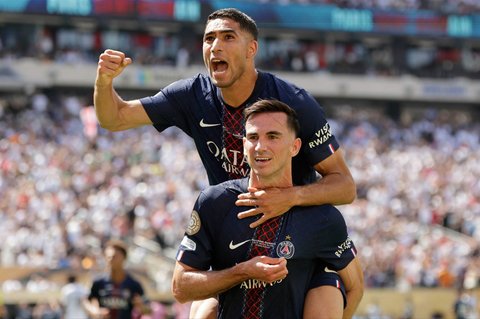 Pemain PSG Fabian Ruiz dari Paris Saint-Germain (bawah) merayakan golnya bersama rekan setimnya Achraf Hakimi setelah mencetak gol ketiga bagi timnya dalam pertandingan semifinal Piala Dunia Antarklub antara PSG dan Real Madrid di East Rutherford, New Jersey, Rabu (09/07/2025).