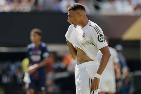 Reaksi pemain Real Madrid Kylian Mbappe usai  pertandingan semifinal Piala Dunia Antarklub antara PSG dan Real Madrid di East Rutherford, New Jersey, Rabu (09/07/2025).