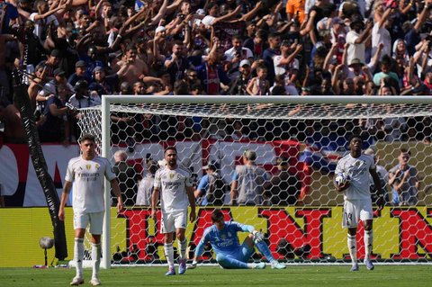 Reaksi pemain Real Madrid usai  pertandingan semifinal Piala Dunia Antarklub antara PSG dan Real Madrid di East Rutherford, New Jersey, Rabu (09/07/2025).