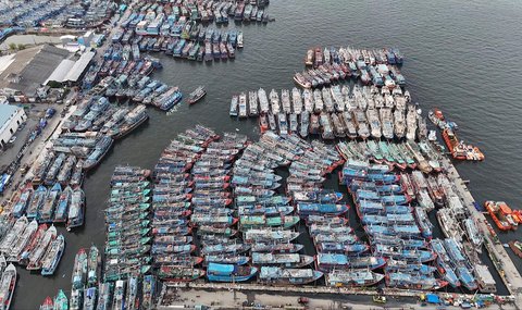 Deretan perahu nelayan di pelabuhan Muara Angke, Jakarta. Kamis  (10/07/2025).