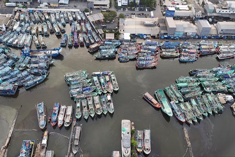 Deretan perahu nelayan di pelabuhan Muara Angke, Jakarta. Kamis  (10/07/2025).