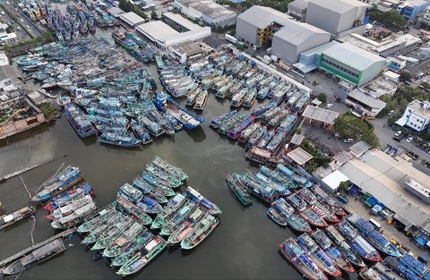 Deretan perahu nelayan di pelabuhan Muara Angke, Jakarta. Kamis  (10/07/2025).