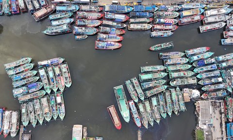 Deretan perahu nelayan di pelabuhan Muara Angke, Jakarta. Kamis  (10/07/2025).