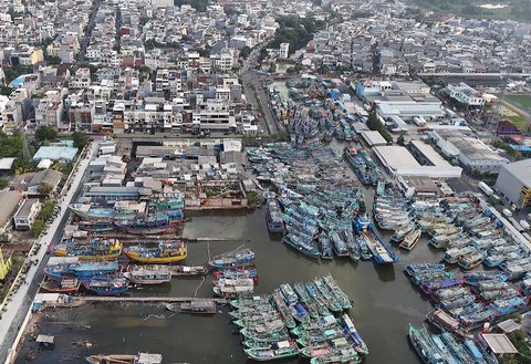 Deretan perahu nelayan di pelabuhan Muara Angke, Jakarta. Kamis  (10/07/2025).