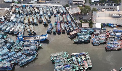Deretan perahu nelayan di pelabuhan Muara Angke, Jakarta. Kamis  (10/07/2025).