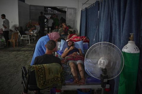 Seorang perawat merawat korban luka di dalam gudang yang dibangun di halaman Rumah Sakit Shifa di Kota Gaza, Minggu,  (06/07/2025).