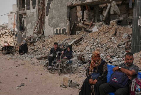 Pasien ginjal duduk pasrah di tengah kerusakan bangunan setelah unit dialisis di Rumah Sakit Shifa menghentikan layanan akibat kekurangan bahan bakar di Kota Gaza, Selasa, (01/07/2025).