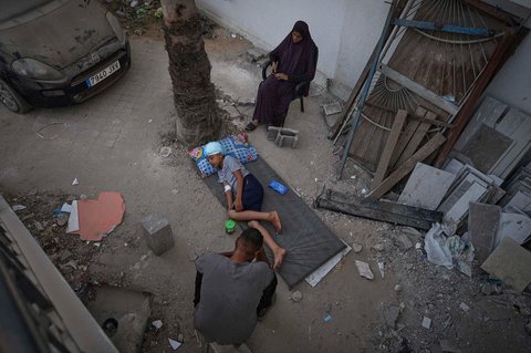 Wadih Ghaben, 11 tahun, seorang pengungsi Palestina dengan luka tembak, terbaring di atas kasur di luar ruangan di Rumah Sakit Shifa di Kota Gaza, Jumat, (04/07/2025).