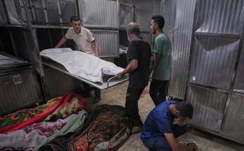 Jenazah warga Palestina yang gugur dalam perjalanan menuju pusat distribusi bantuan sedang dipersiapkan untuk dimakamkan di kamar jenazah Rumah Sakit Shifa di Kota Gaza, Kamis, (03/07/2025).